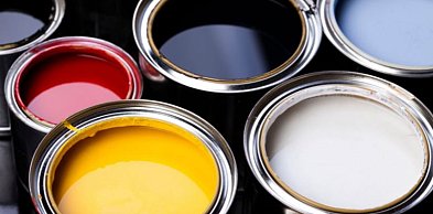 Fabryka farb Aksil a praktyczny dobór farb do betonu, metalu i drewna