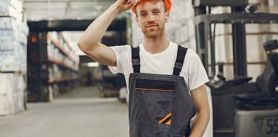 Spodnie robocze z logo marki – czy to ma sens? Konkretne zalety