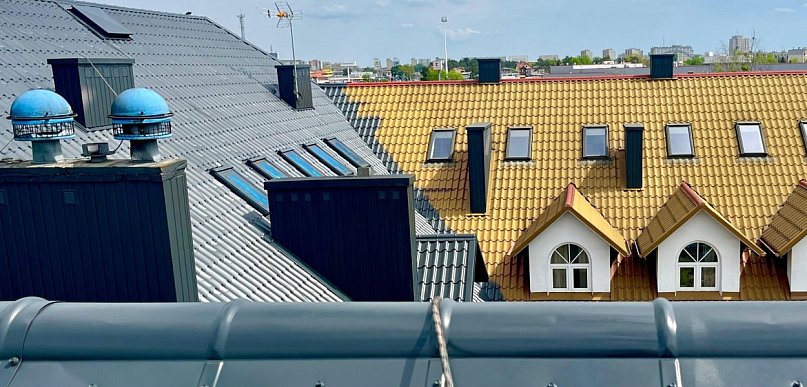 Malowanie dachów. Dlaczego to często lepsze rozwiązanie niż kosztowna wymiana?