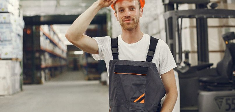 Spodnie robocze z logo marki – czy to ma sens? Konkretne zalety