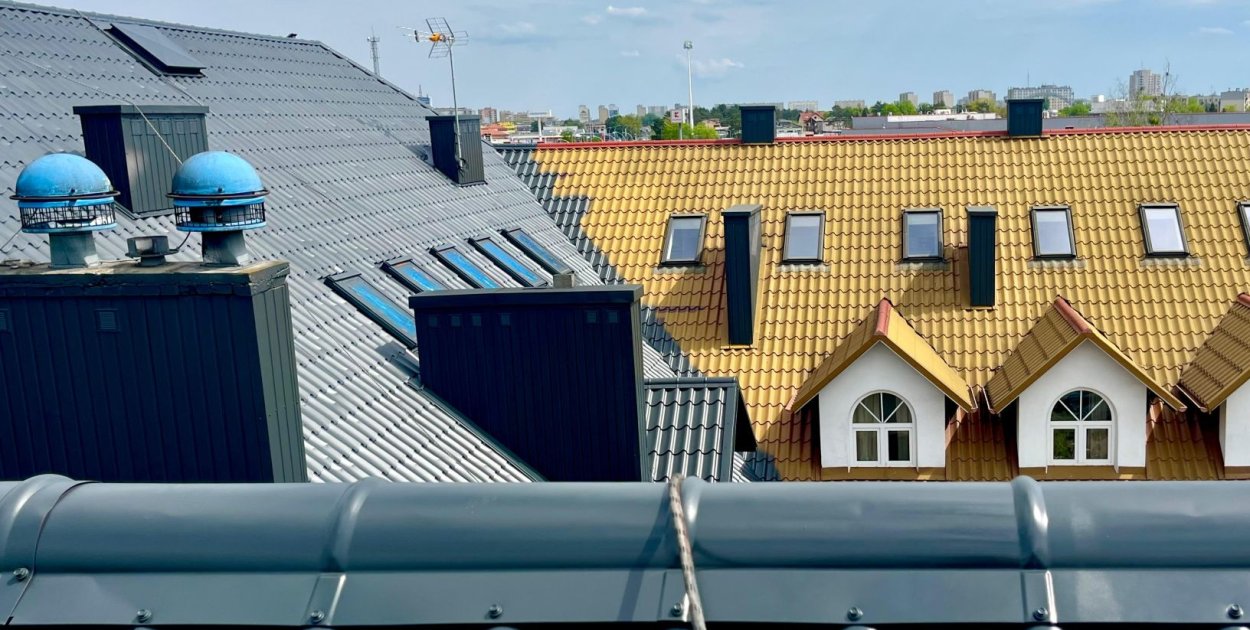 Malowanie dachów. Dlaczego to często lepsze rozwiązanie niż kosztowna wymiana?