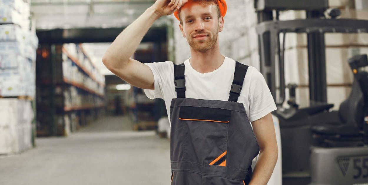 Spodnie robocze z logo marki – czy to ma sens? Konkretne zalety
